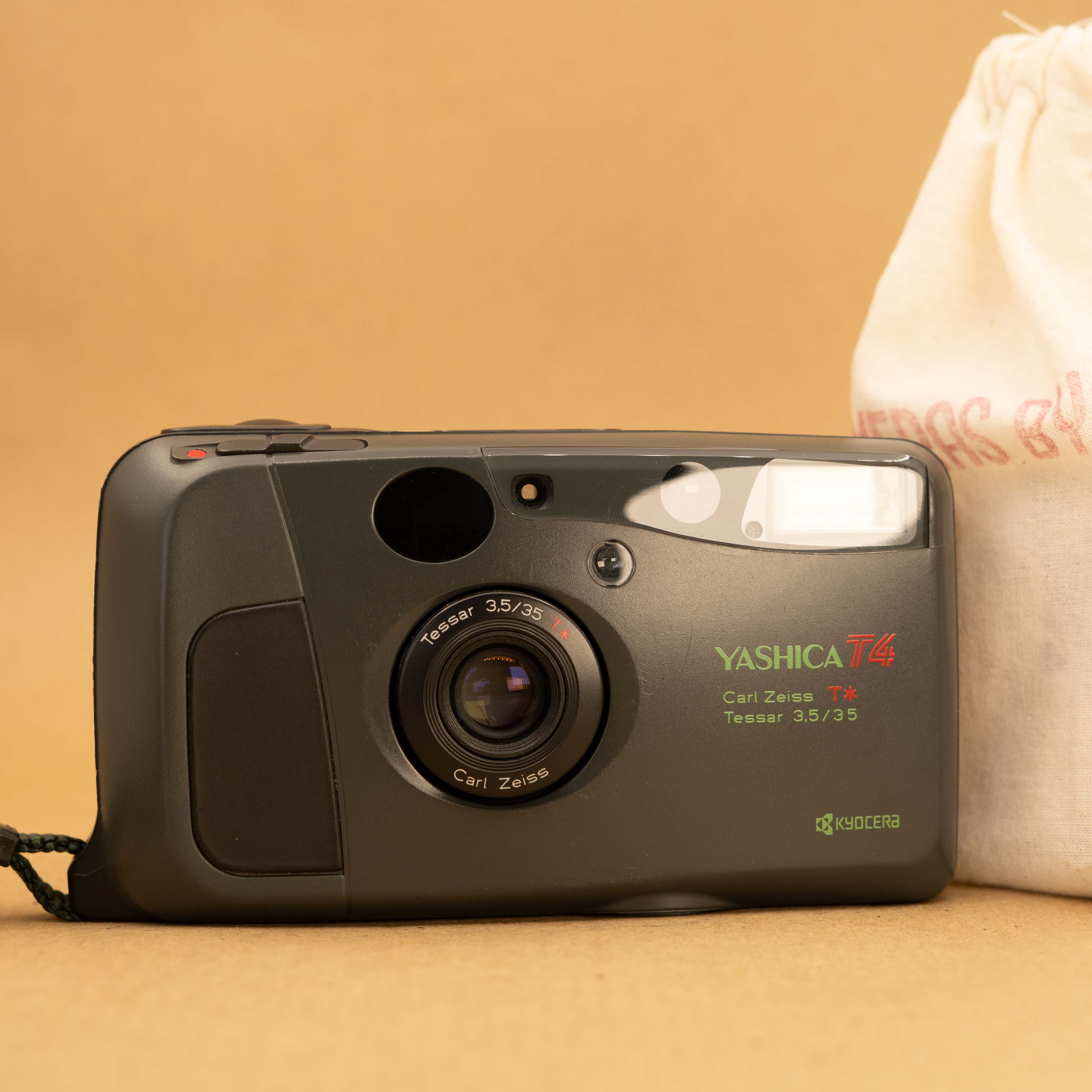 YASHICA T4 Carl Zeiss 3.5/35 Kyocera Slim T (Yashica T4) Carl