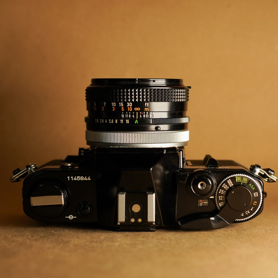 Canon AE-1 negra con lente de 50 mm f/1.8