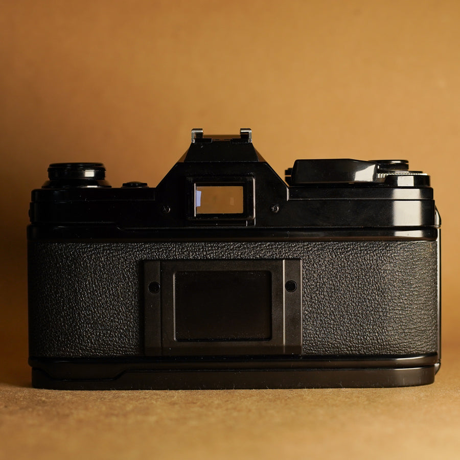 Canon AE-1 noir avec objectif 50 mm f/1.8