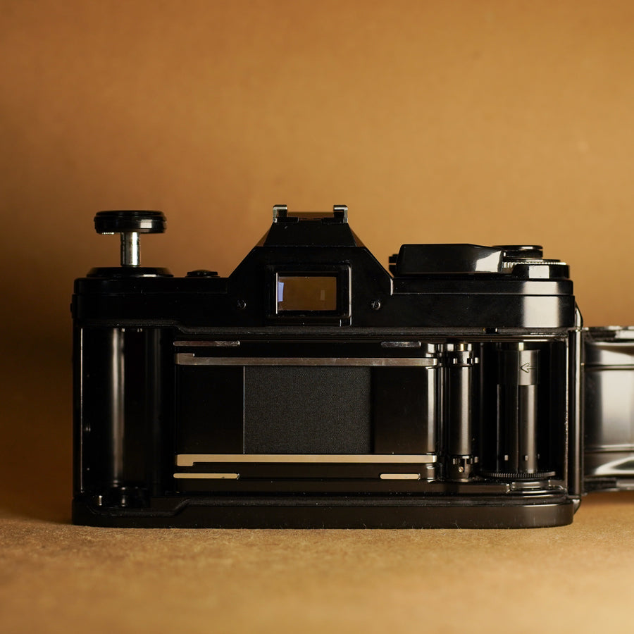 Canon AE-1 negra con lente de 50 mm f/1.8