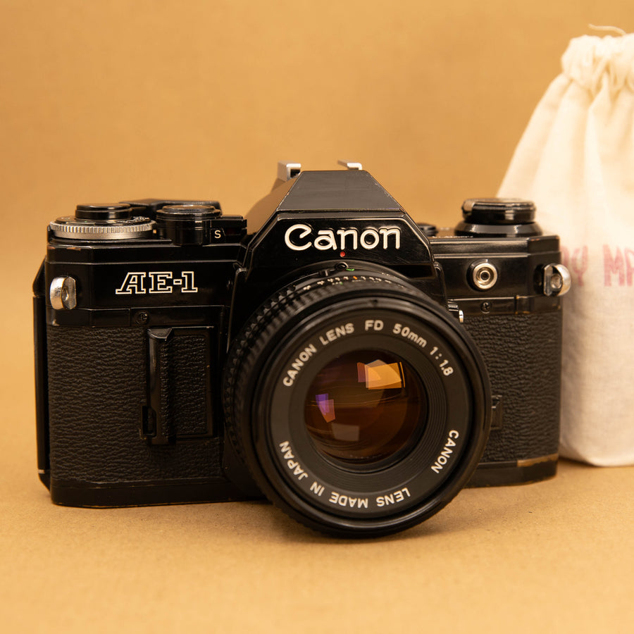 Canon AE-1 noir avec objectif 50 mm f/1.8
