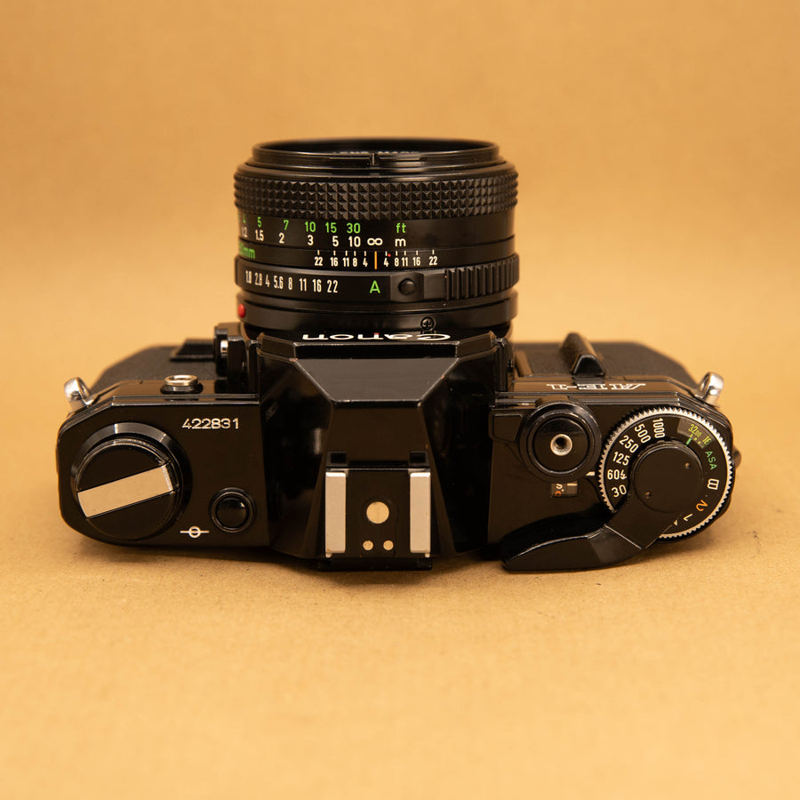 Canon AE-1 noir avec objectif 50 mm f/1.8