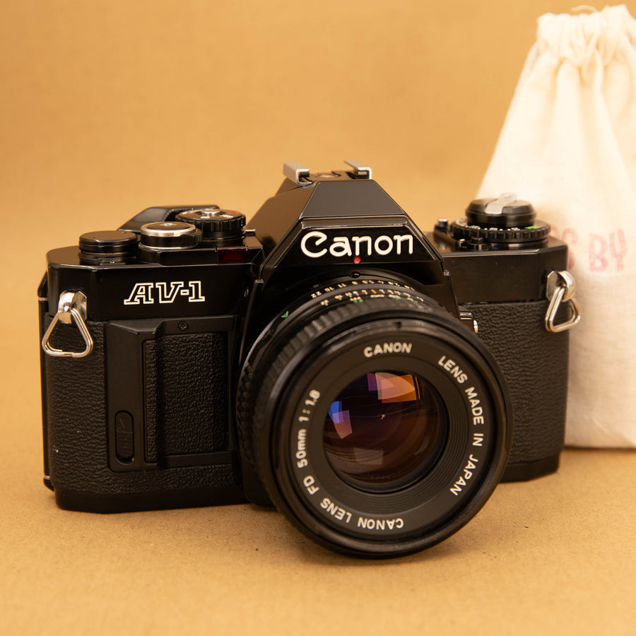 Canon AV-1 negra con lente de 50 mm f/1.8