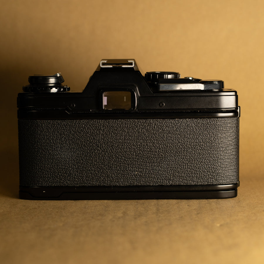 Olympus OM10 negra con lente de 50 mm f/1.8