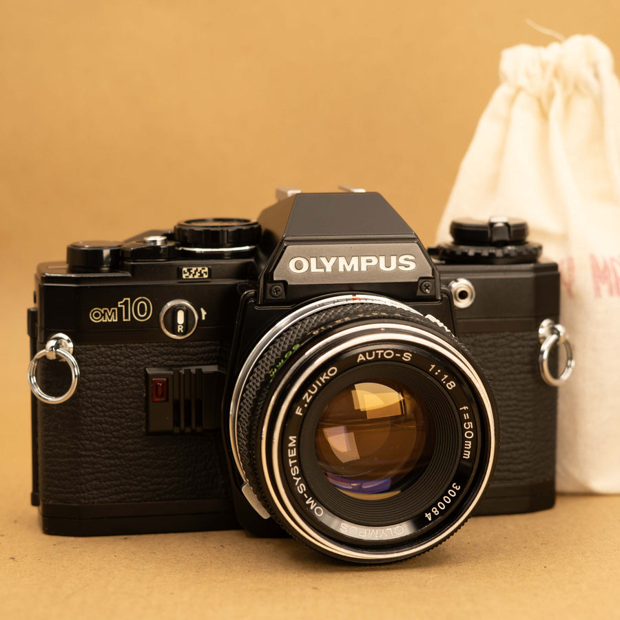 Olympus OM10 negra con lente de 50 mm f/1.8