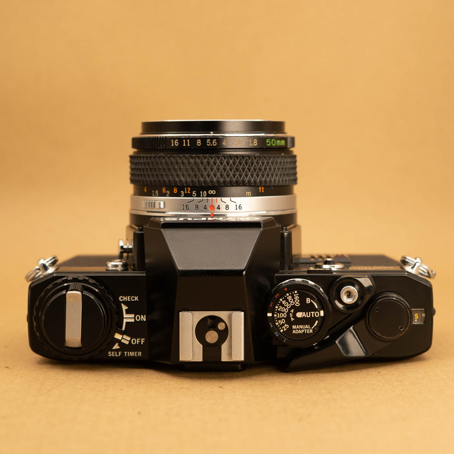 Olympus OM10 negra con lente de 50 mm f/1.8