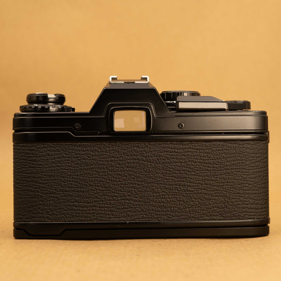 Olympus OM10 negra con lente de 50 mm f/1.8