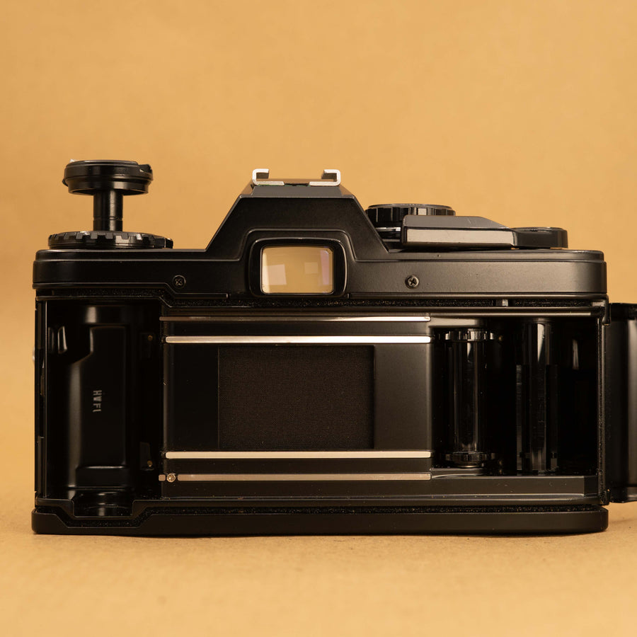 Olympus OM10 negra con lente de 50 mm f/1.8