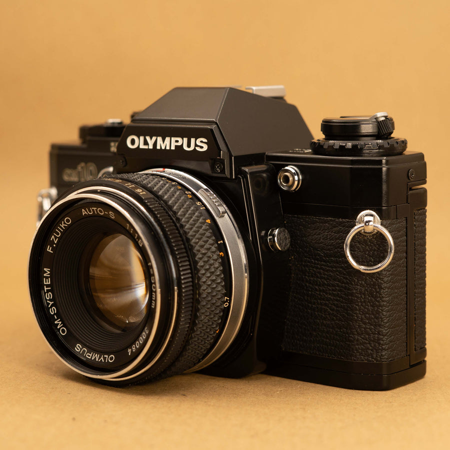 Olympus OM10 negra con lente de 50 mm f/1.8