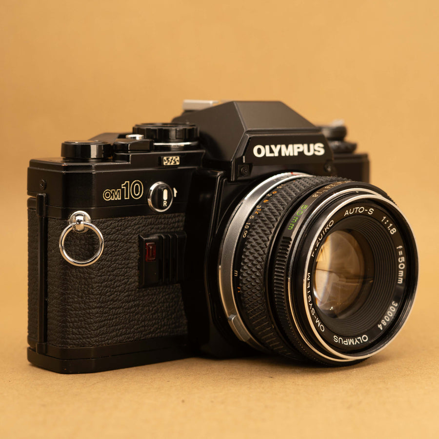 Olympus OM10 negra con lente de 50 mm f/1.8