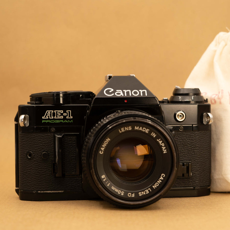 Canon AE-1 Program negro con lente de 50 mm f/1.8