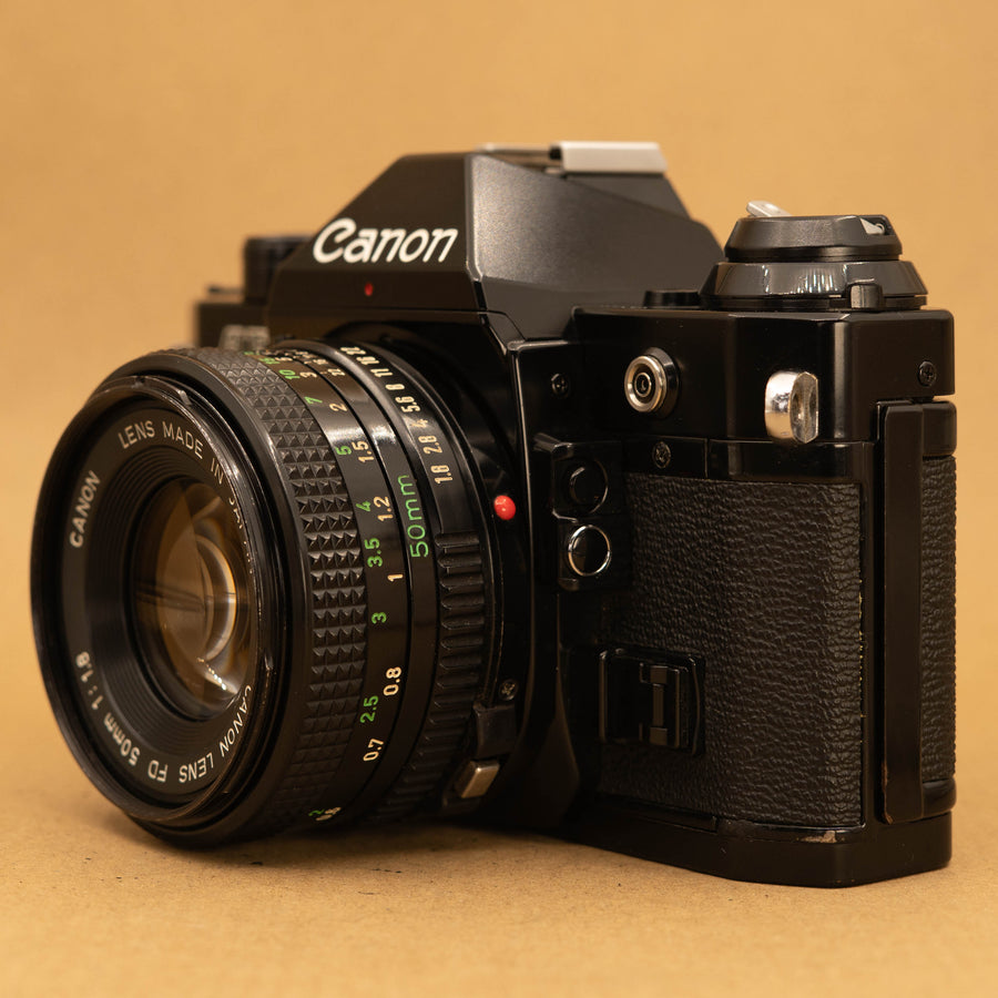 Canon AE-1 Program negro con lente de 50 mm f/1.8