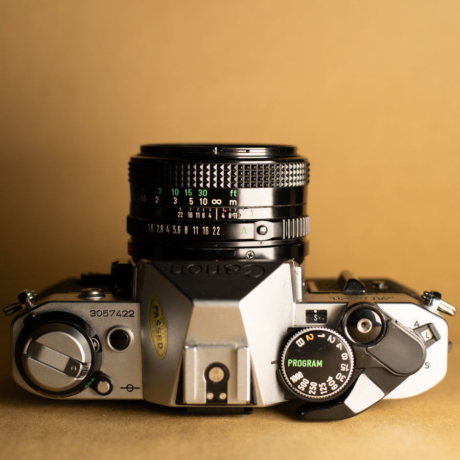 Programme Canon AE-1 avec objectif 50 mm f/1.8