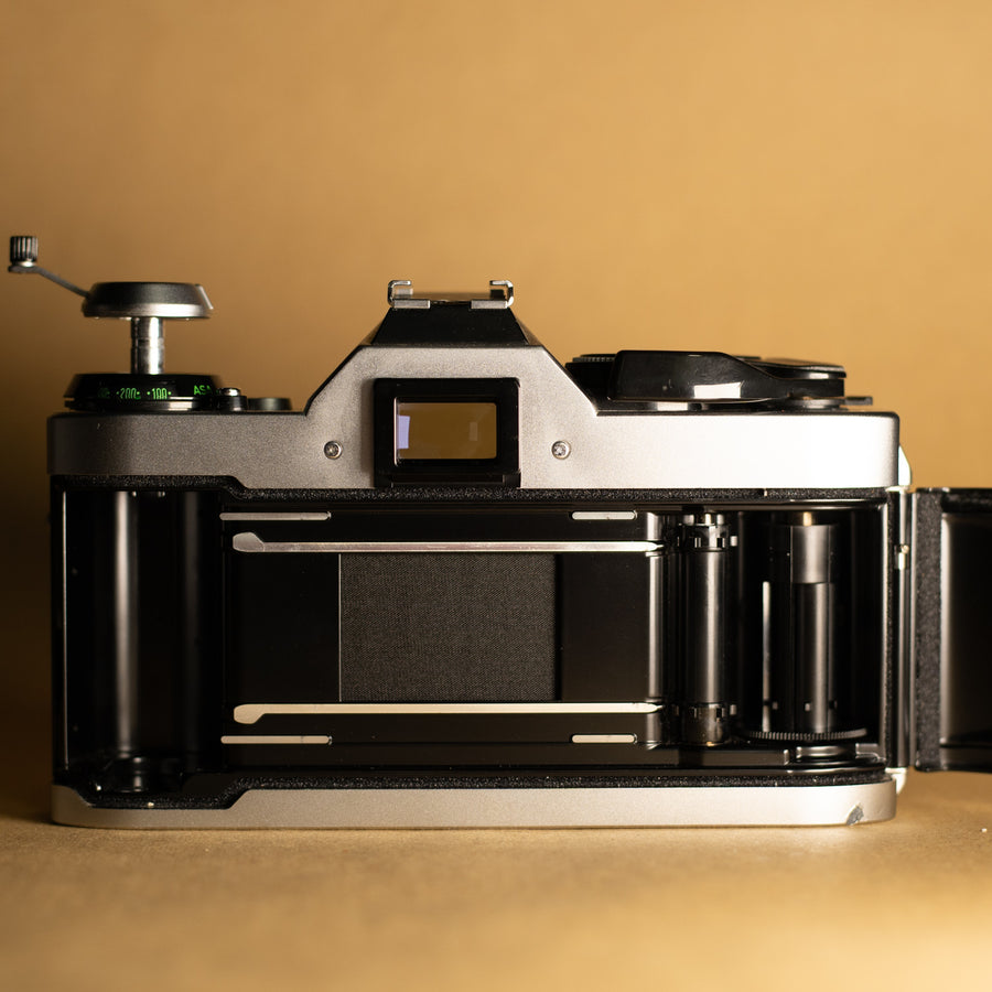 Programme Canon AE-1 avec objectif 50 mm f/1.8
