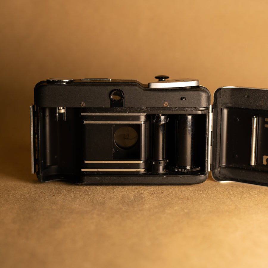 Canon Demi C con lente de 28 mm f/2.8