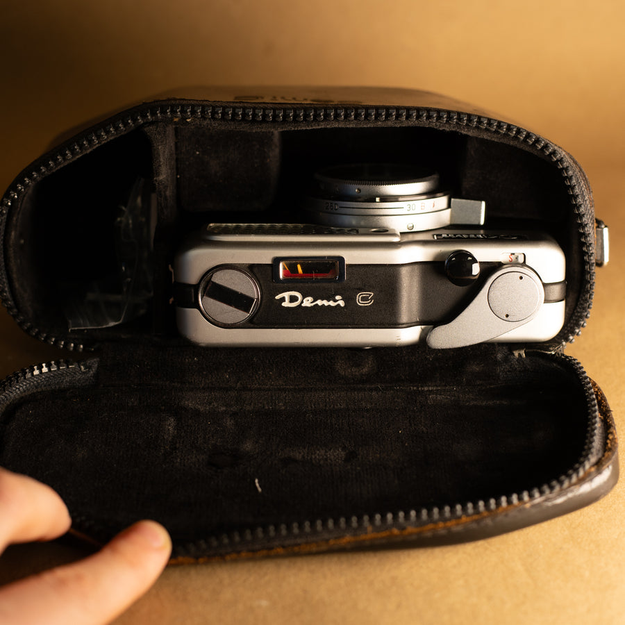 Canon Demi C con lente de 28 mm f/2.8
