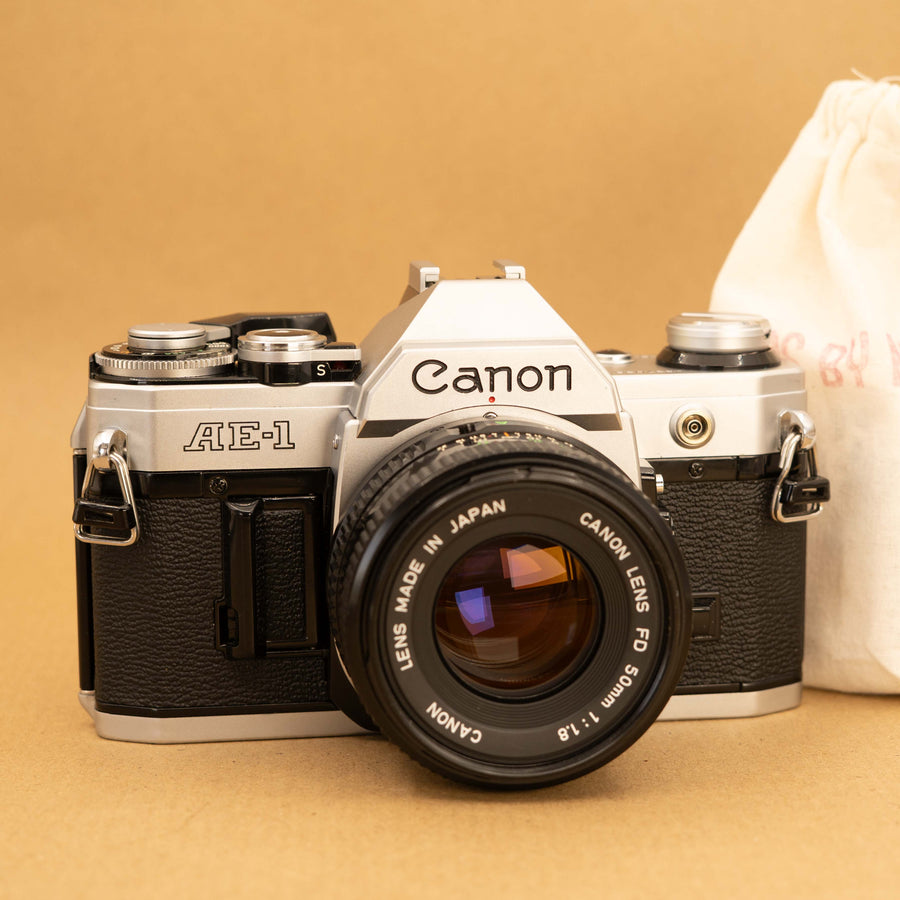 Canon AE-1 con lente de 50 mm f/1,8