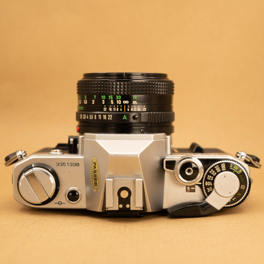 Canon AE-1 con lente de 50 mm f/1,8