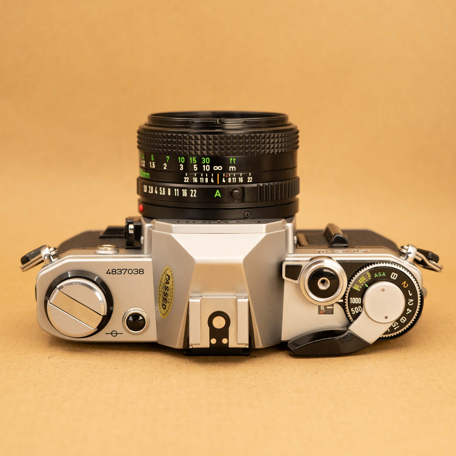 Canon AE-1 con lente de 50 mm f/1,8