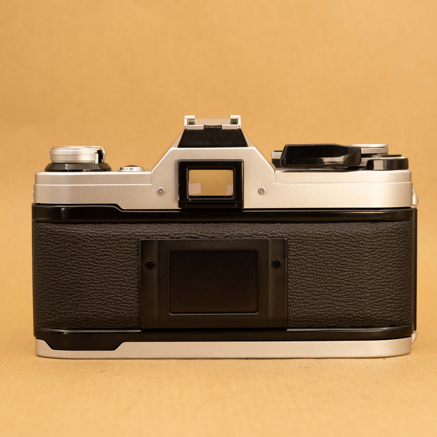 Canon AE-1 con lente de 50 mm f/1,8