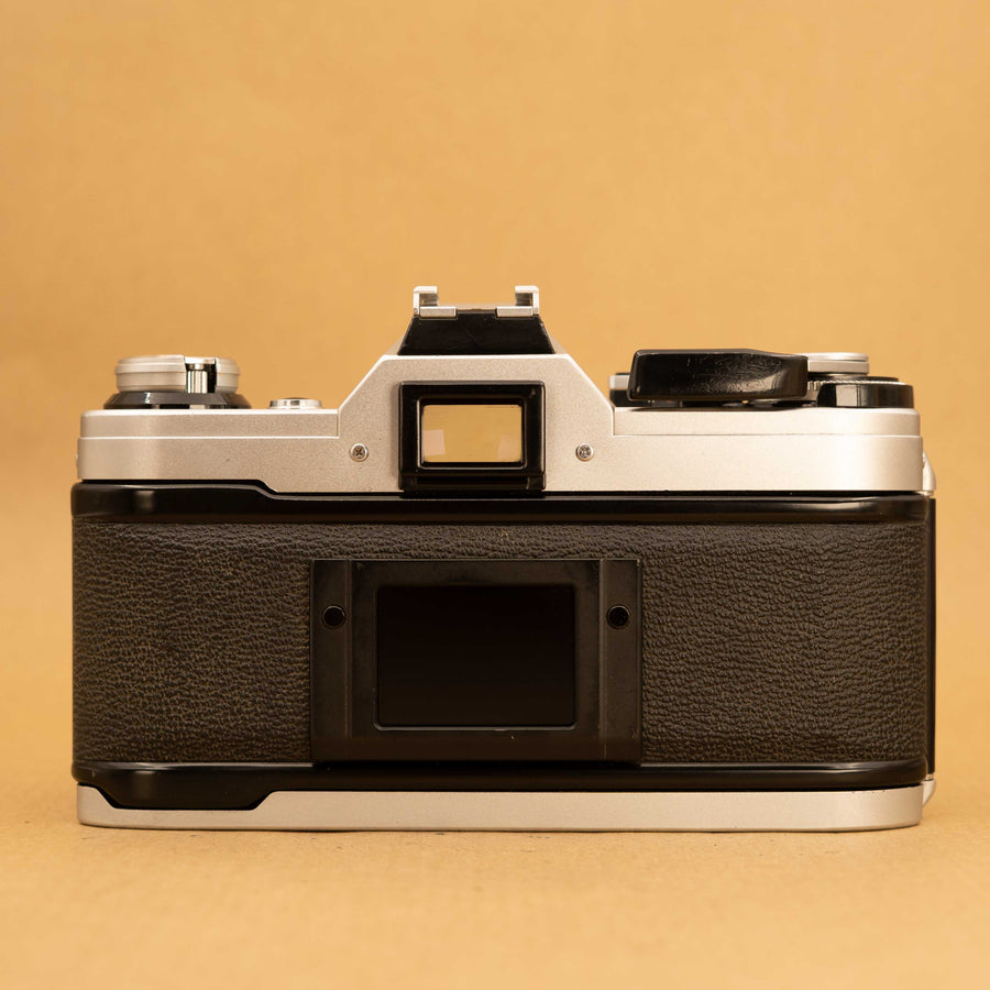 Canon AE-1 con lente de 50 mm f/1,8