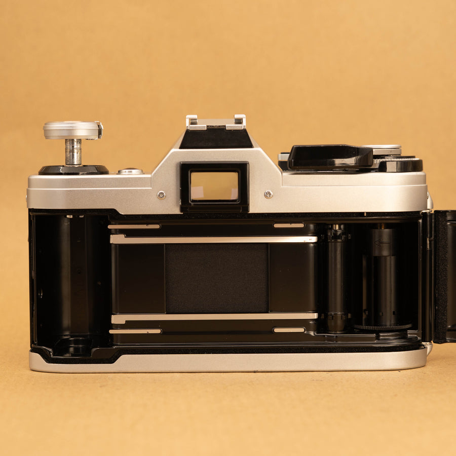 Canon AE-1 con lente de 50 mm f/1,8