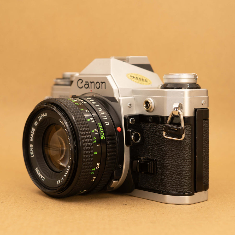 Canon AE-1 con lente de 50 mm f/1,8