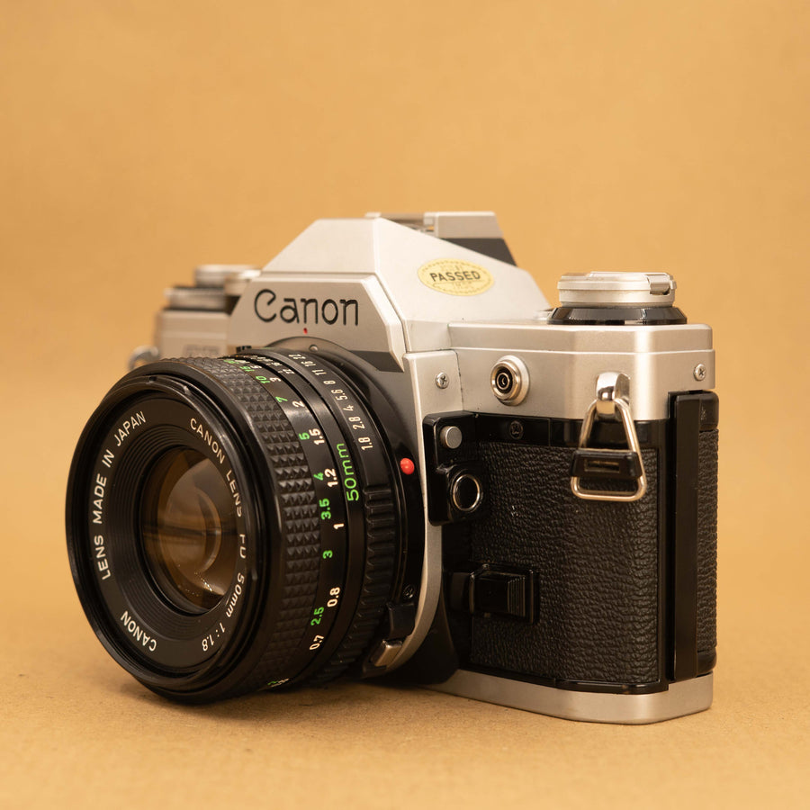 Canon AE-1 con lente de 50 mm f/1,8