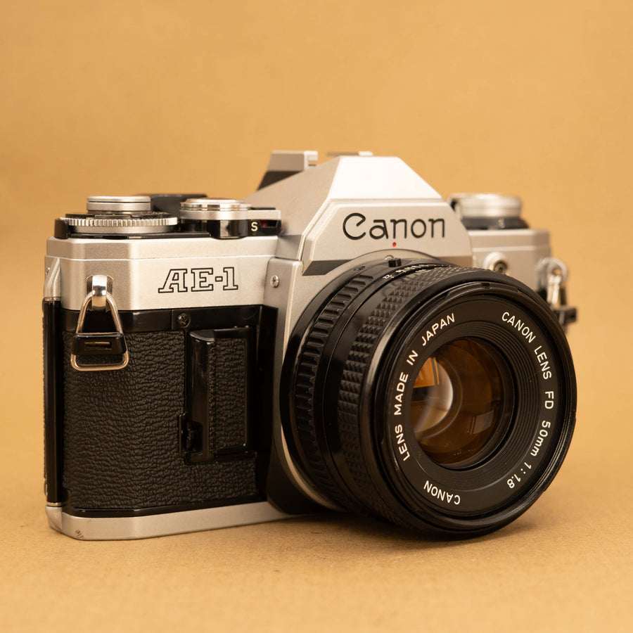Canon AE-1 con lente de 50 mm f/1,8