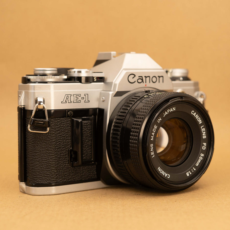 Canon AE-1 con lente de 50 mm f/1,8