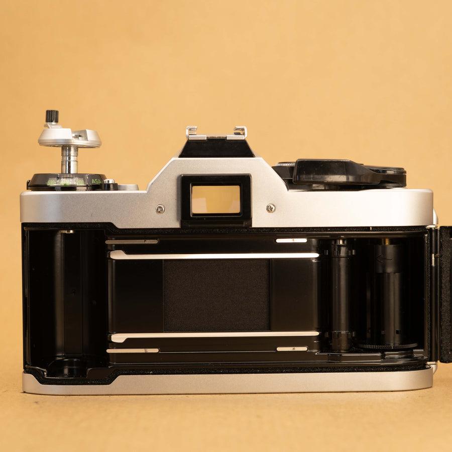 フィルムカメラ Canon AE-1 Program Black FD 50mm f/1.8 Canon AE-1 Program with 50mm f/1.8 Lens 35mm Film Camera