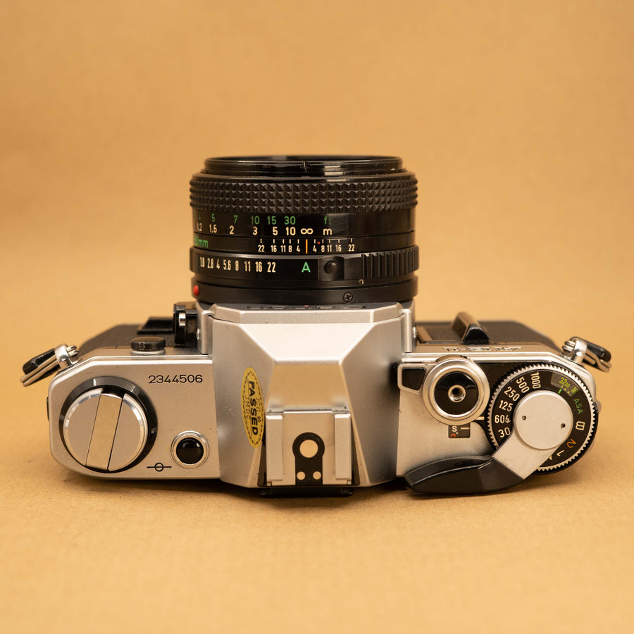 Canon AE-1 avec objectif 50 mm f/1.8