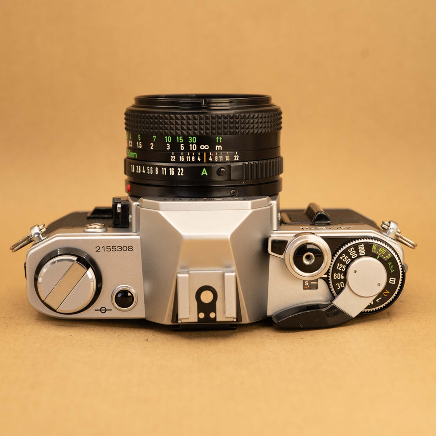 Canon AE-1 avec objectif 50 mm f/1.8