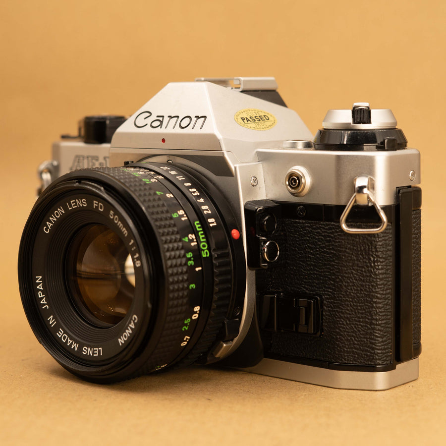 Programme Canon AE-1 avec objectif 50 mm f/1.8