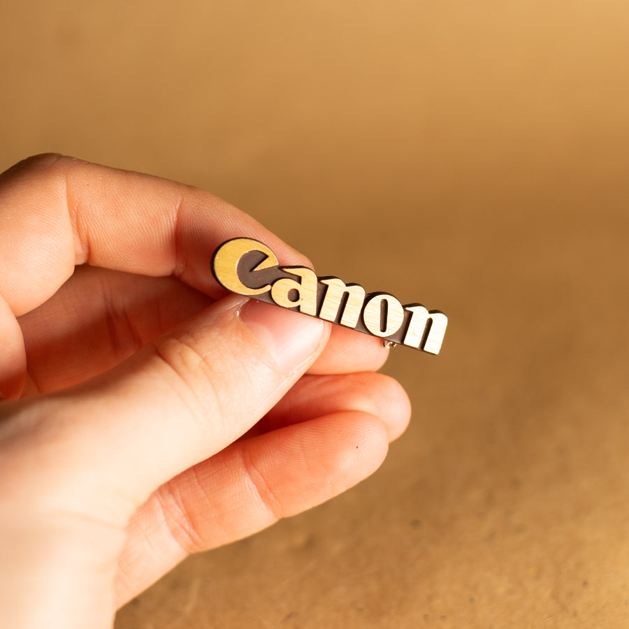 Pin con logotipo de Canon hecho a mano