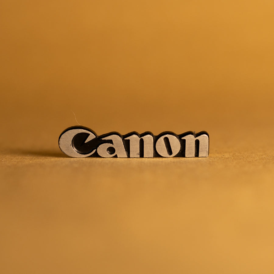 Pin con logotipo de Canon hecho a mano