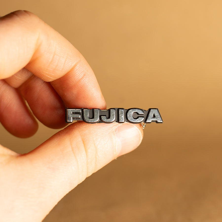 Pin con logotipo de Fujica hecho a mano