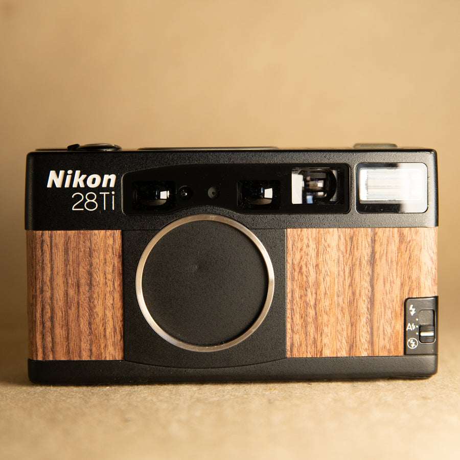 Nikon 28Ti en madera de rosa