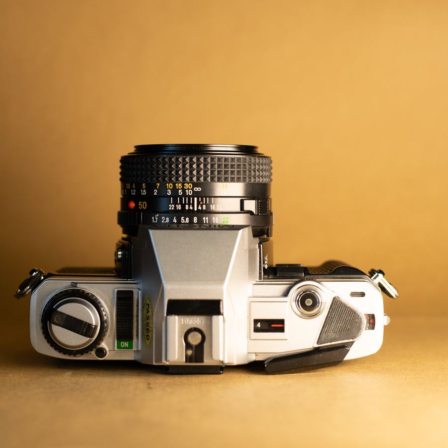 Minolta X-300 con lente de 50 mm f/1.7