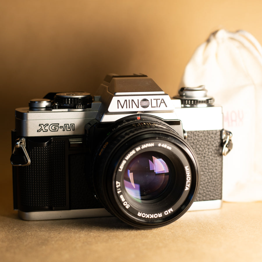 Minolta XG-M con lente de 50 mm f/1.7