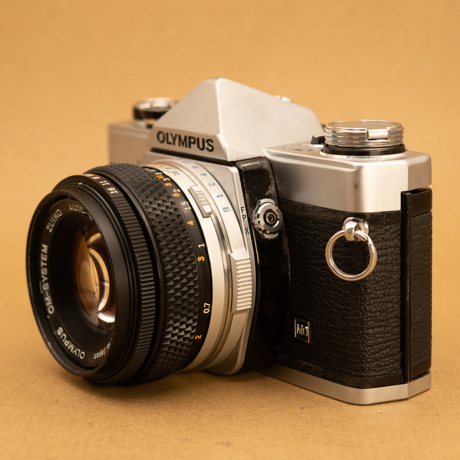 ★ OLYMPUS OM-1N + ★ 標準レンズ50mm Olympus OM-1n with 50mm f/1.8 Lens – Cameras By Max Ltd