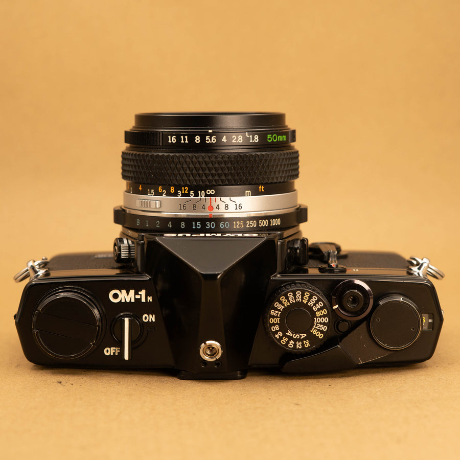 Bois de rose Olympus OM-1 avec objectif 50 mm f/1.8