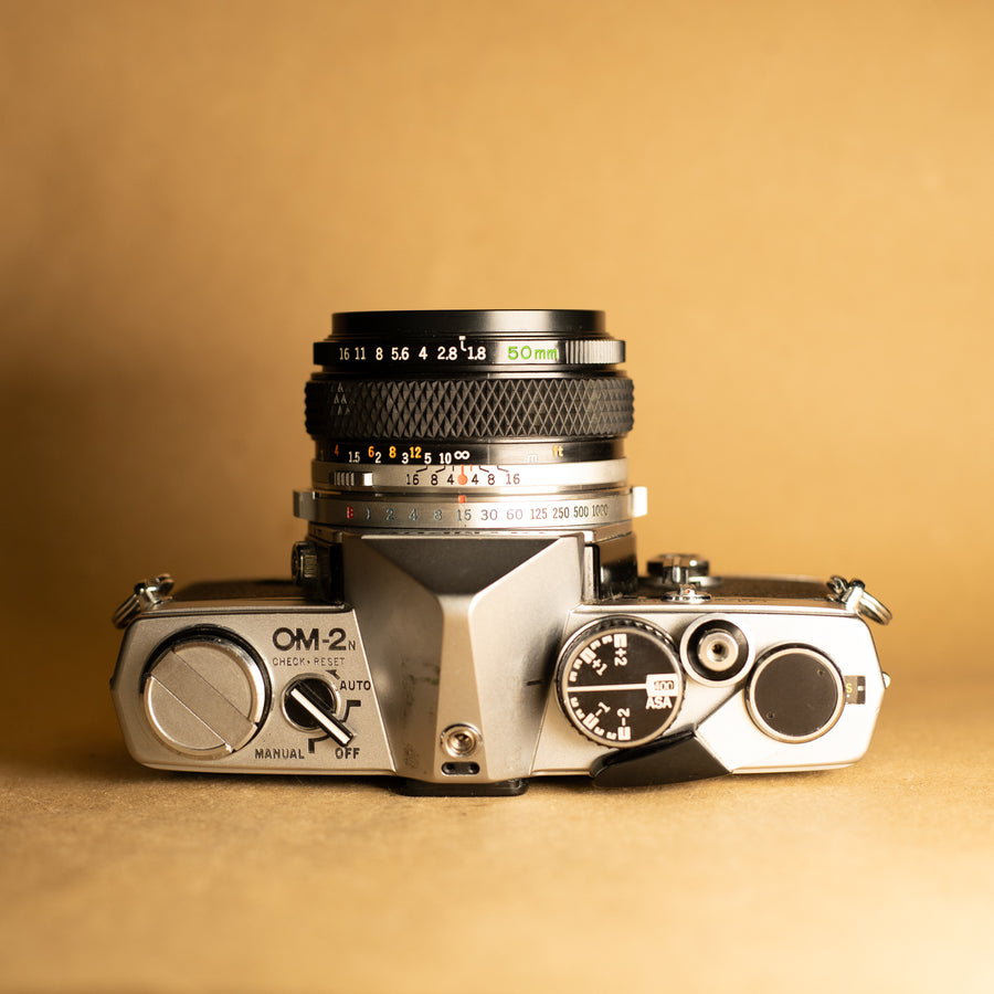 Olympus OM-2N con lente de 50 mm f/1.8