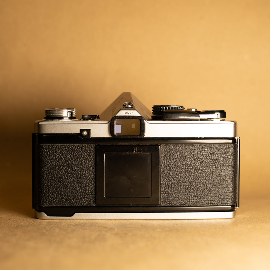 Olympus OM-2N con lente de 50 mm f/1.8