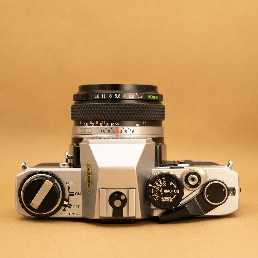 Olympus OM10 con lente de 50 mm f/1.8