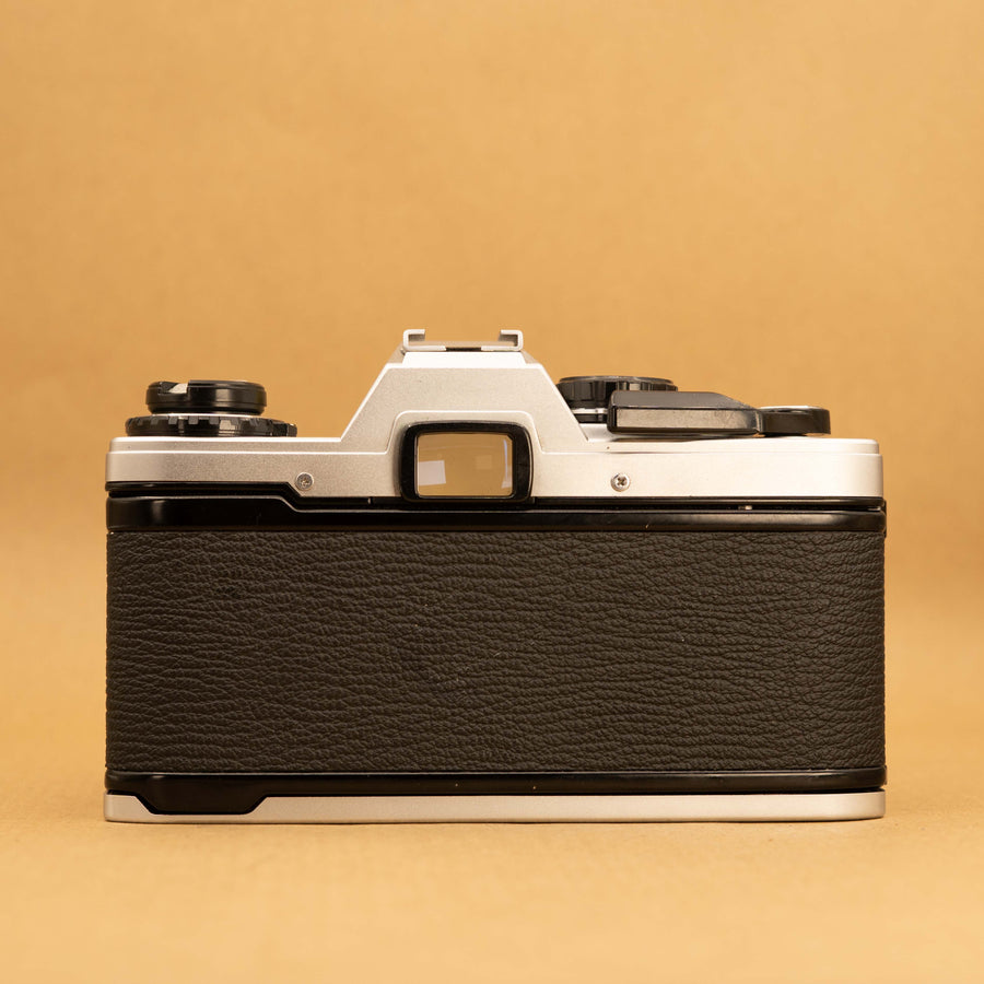 Olympus OM10 con lente de 50 mm f/1.8