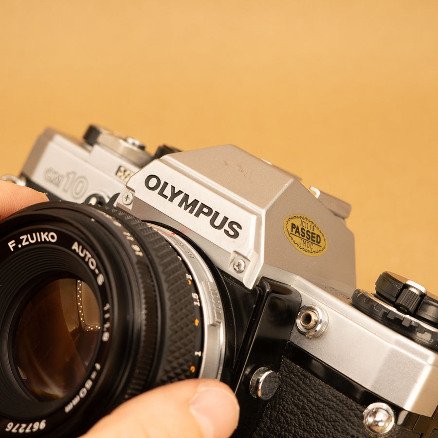 Olympus OM10 con lente de 50 mm f/1.8