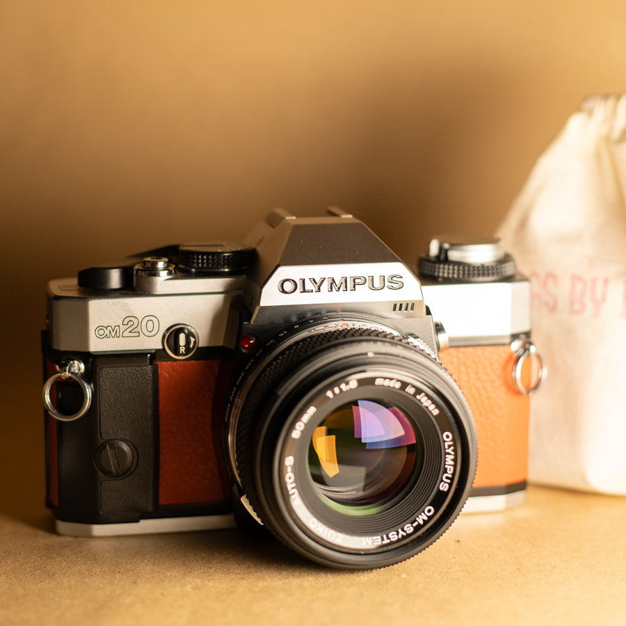 Olympus OM20 en naranja con lente de 50 mm f/1.8
