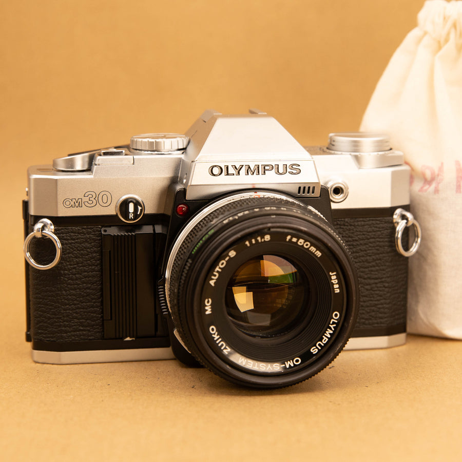 Olympus OM30 con lente de 50 mm f/1.8