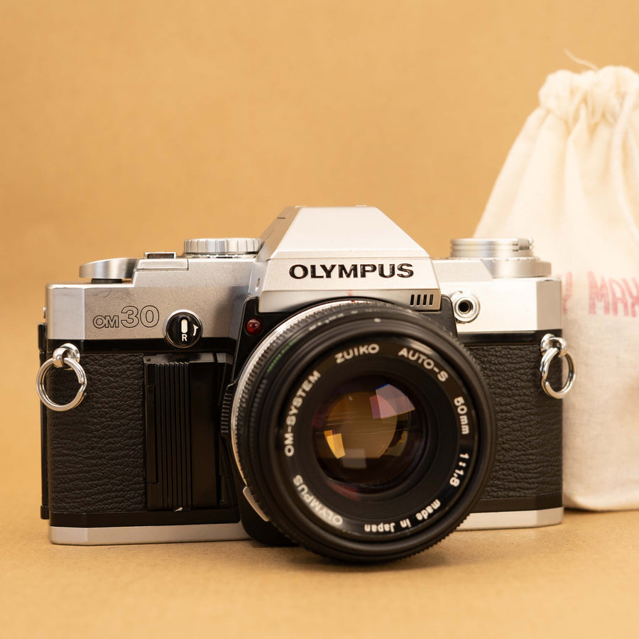 Olympus OM30 con lente de 50 mm f/1.8